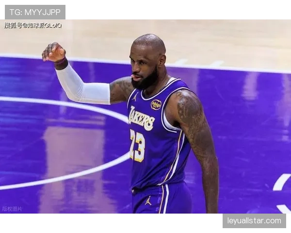 湖人主场124-104击败独行侠,詹姆斯28分10篮板12助攻创历史最老三双